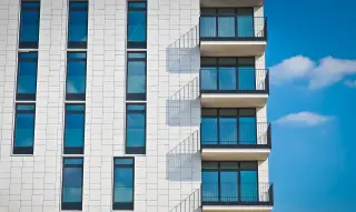 Instalación de placas solares en balcones