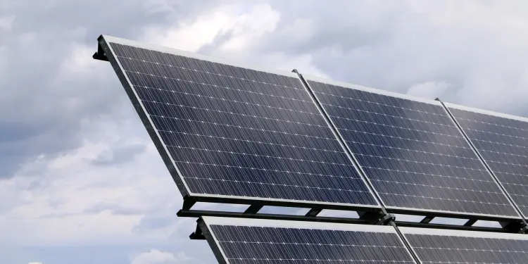 ¿Las placas solares funcionan en días nublados?